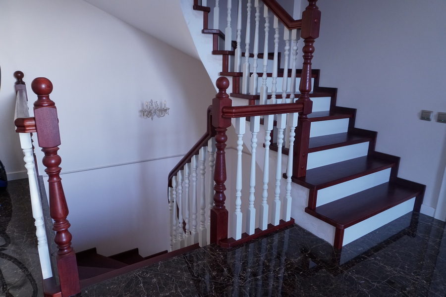 Двойная лестница. Сдвоенная лестница. Лестницы в Калининграде. Дизайн лестница перила на второй этаж. Лестница калининград купить